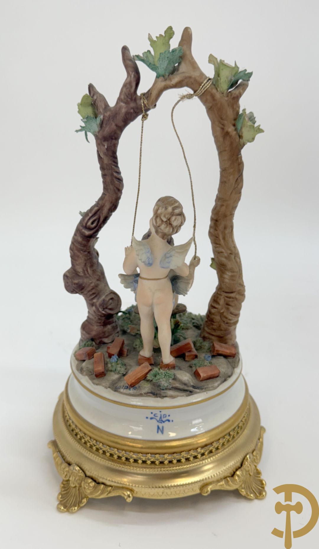 Zes porseleinen groepen Capo di Monte : Paarden met koets, oude man op bank, dame met kinderen, cupido