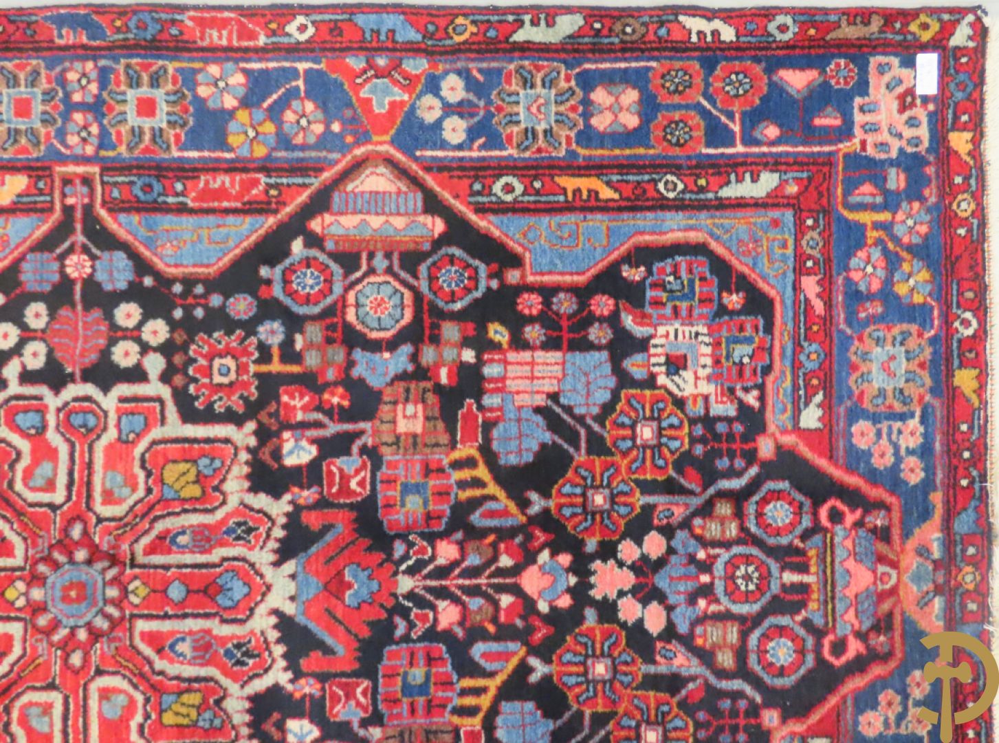 Handgeknoopt oosters tapijt met decor van bloemen in amfoor