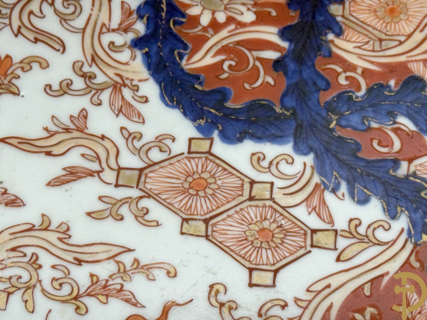 Grote Japanse Imari schotel met decor van draken, vissen en bloemen