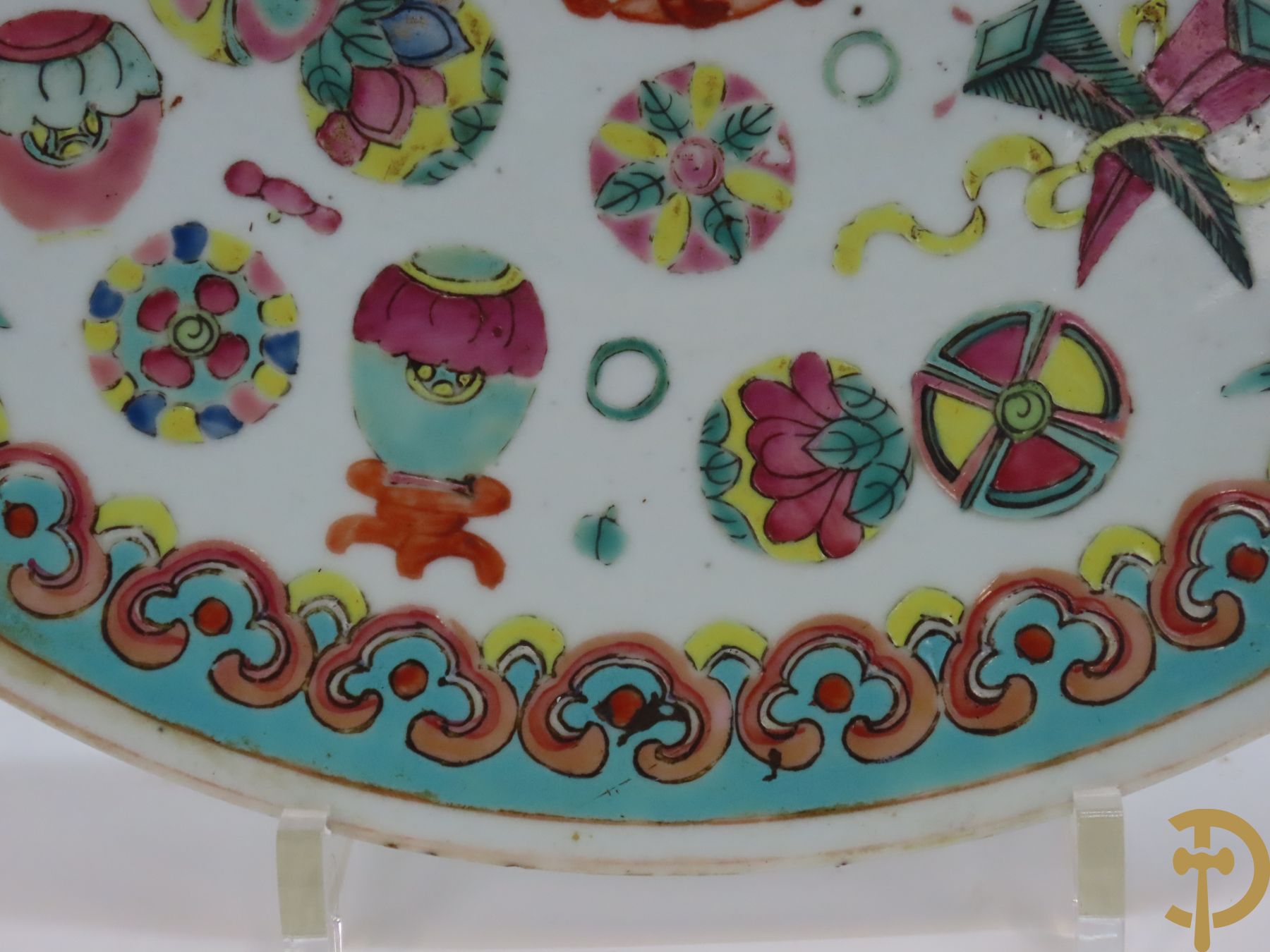 Chinese porseleinen grote schotel met antiquiteitendecor + dekselpotiche met decor van bloemen en Chinese tekens