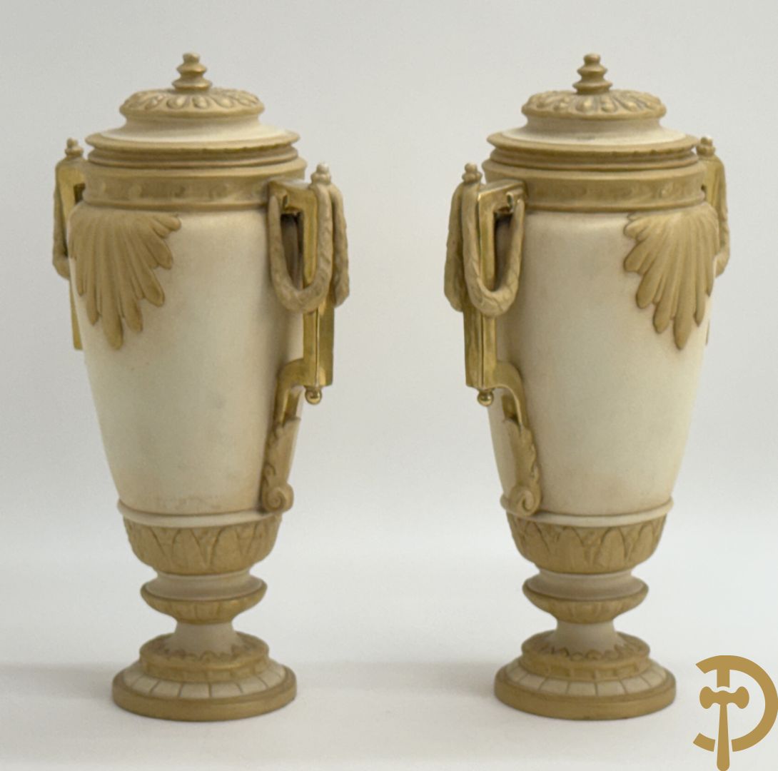 Paar Royal Dux vazen met guirlandes, Louis XVI stijl , nummer 5447