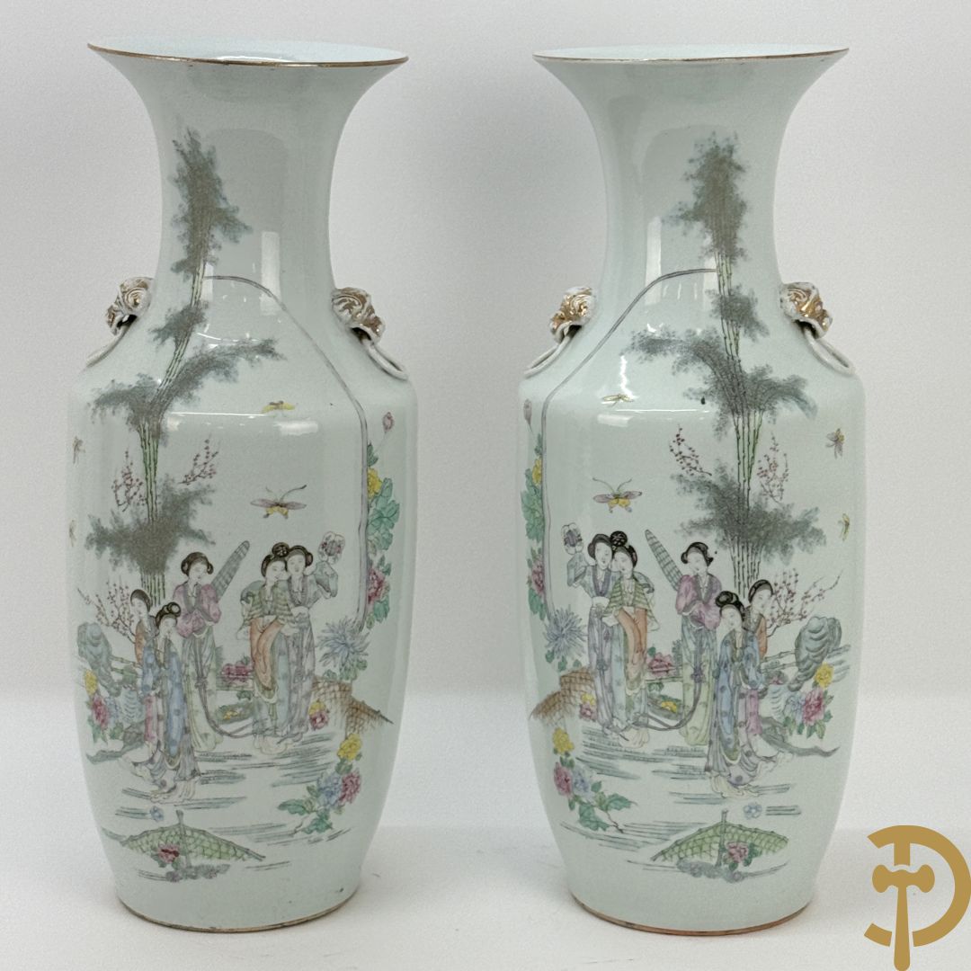 Paar Chinese porseleinen vazen met decor van dames in landschap