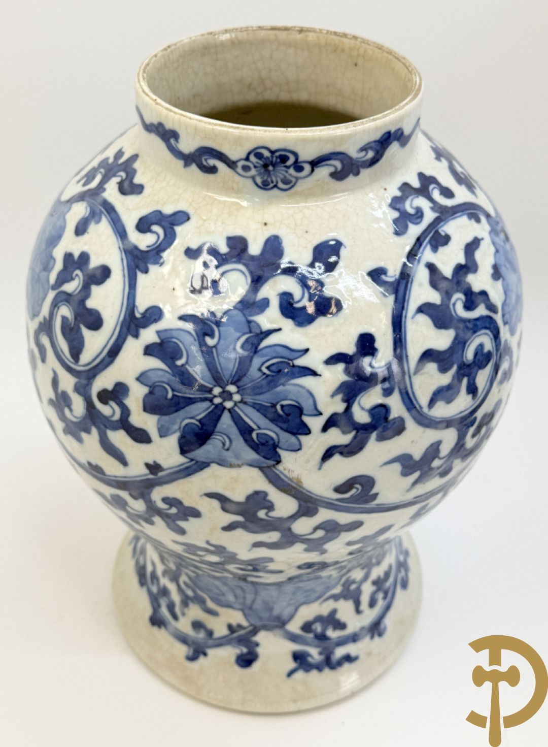 Paar Chinese dekselpotiches in blauw wit porselein met bloemendecor en accanthusranken