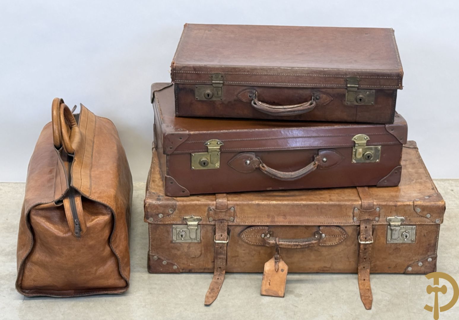 Drie oude lederen valiezen + reistas