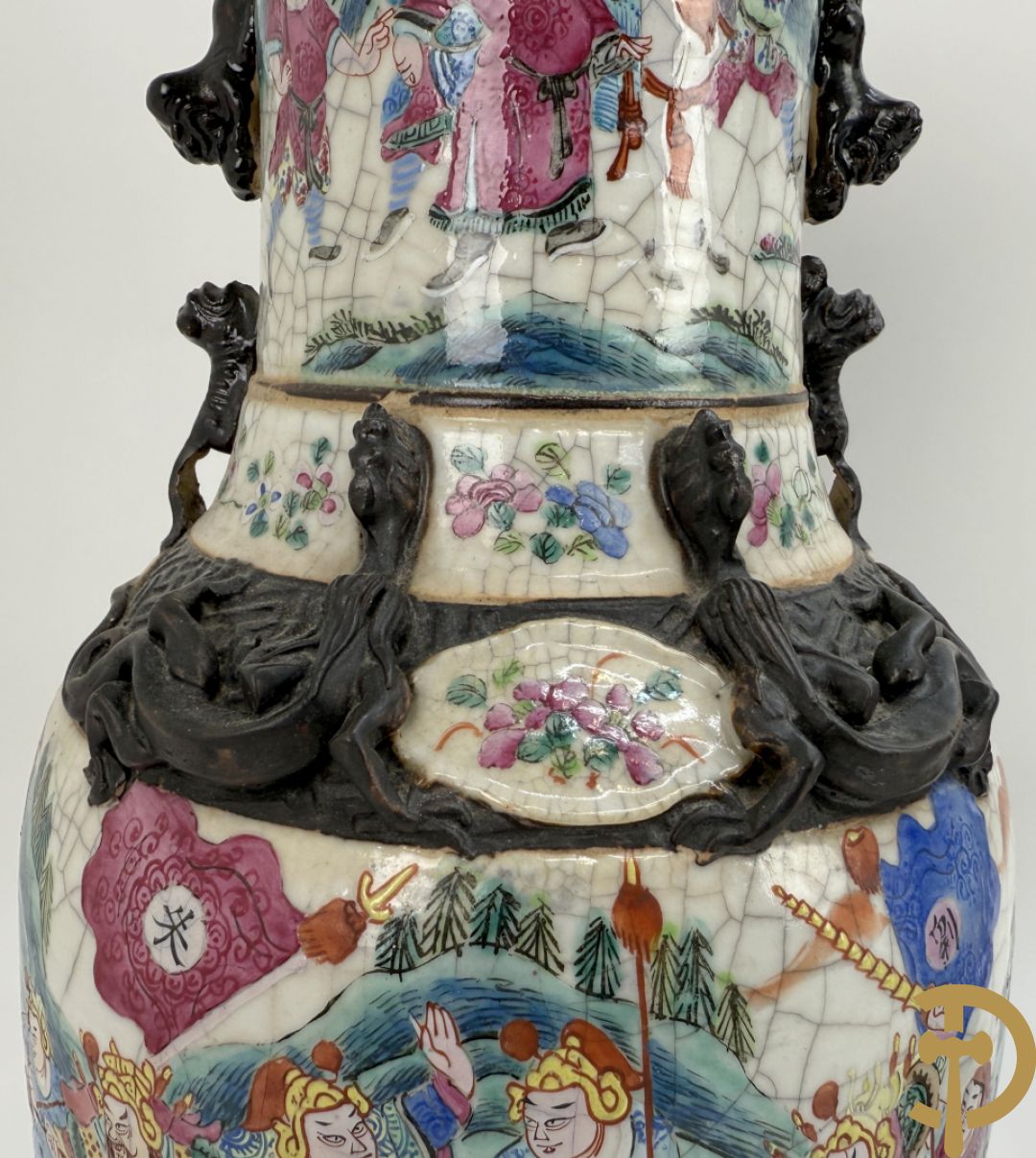 Paar Nankin vazen met dansende figuren en krijgertaferelen op houten sokkels