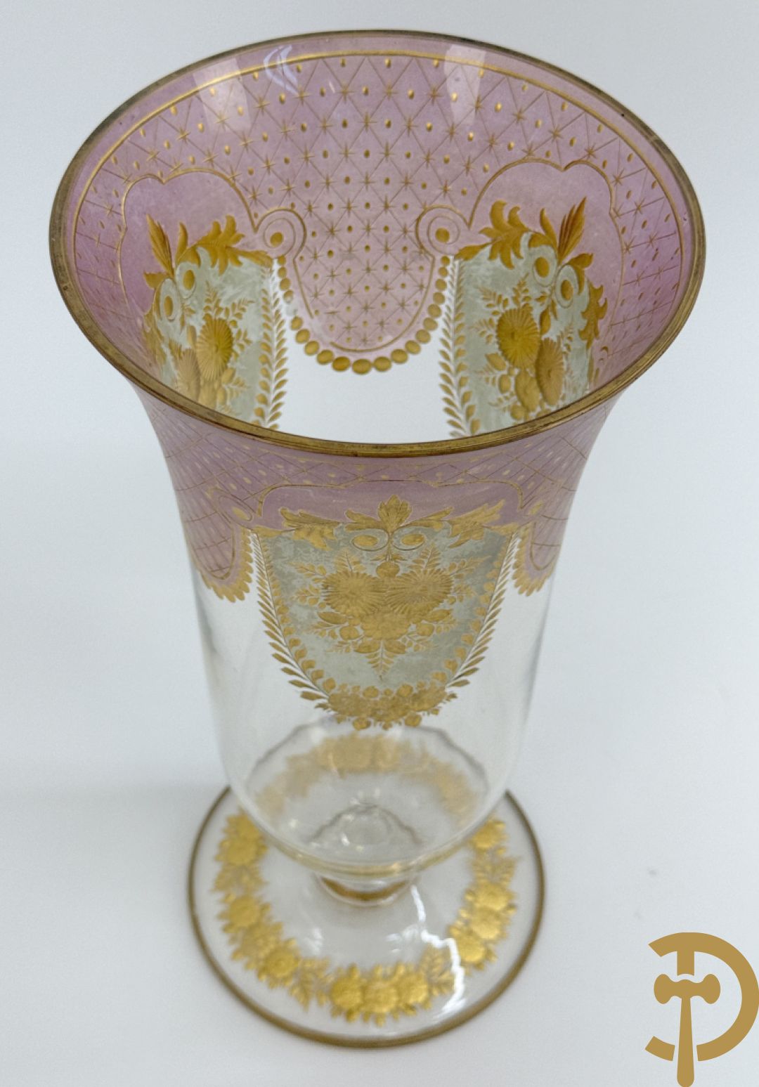 Kristallen vaas met geslepen bloemenmotieven gevuld met goud