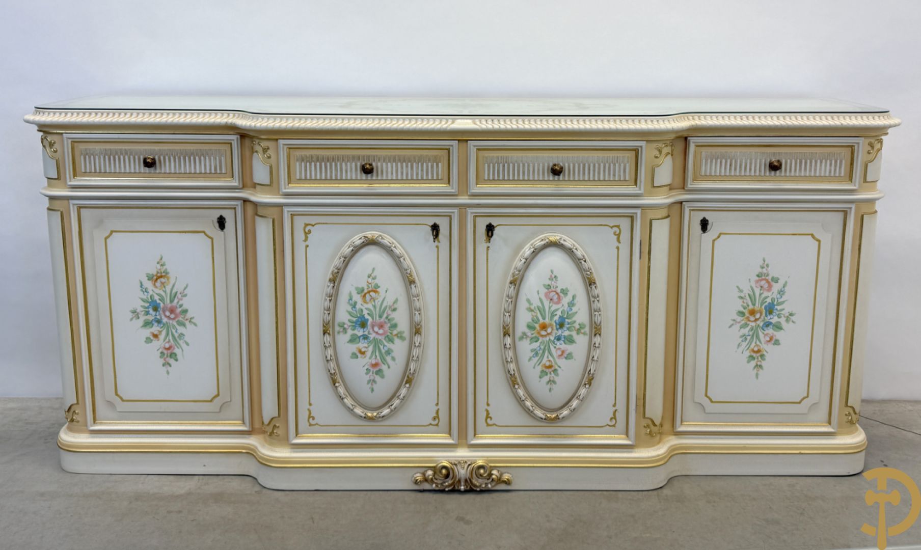 Italiaanse eetkamer met beschilderd bloemenmotief bestaande uit vierdeursdressoir met beschilderde bloemenmotieven, accanthusranken en glazen blad, tafel op gesculpteerde poten en 6 stoelen