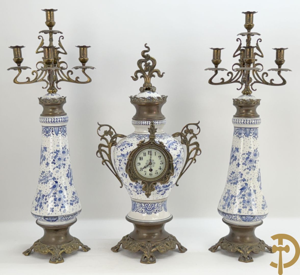 Driedelige garnituur met faience in Delftse stijl en bezet met koperen Jugendstil kandelaars, rond 1900