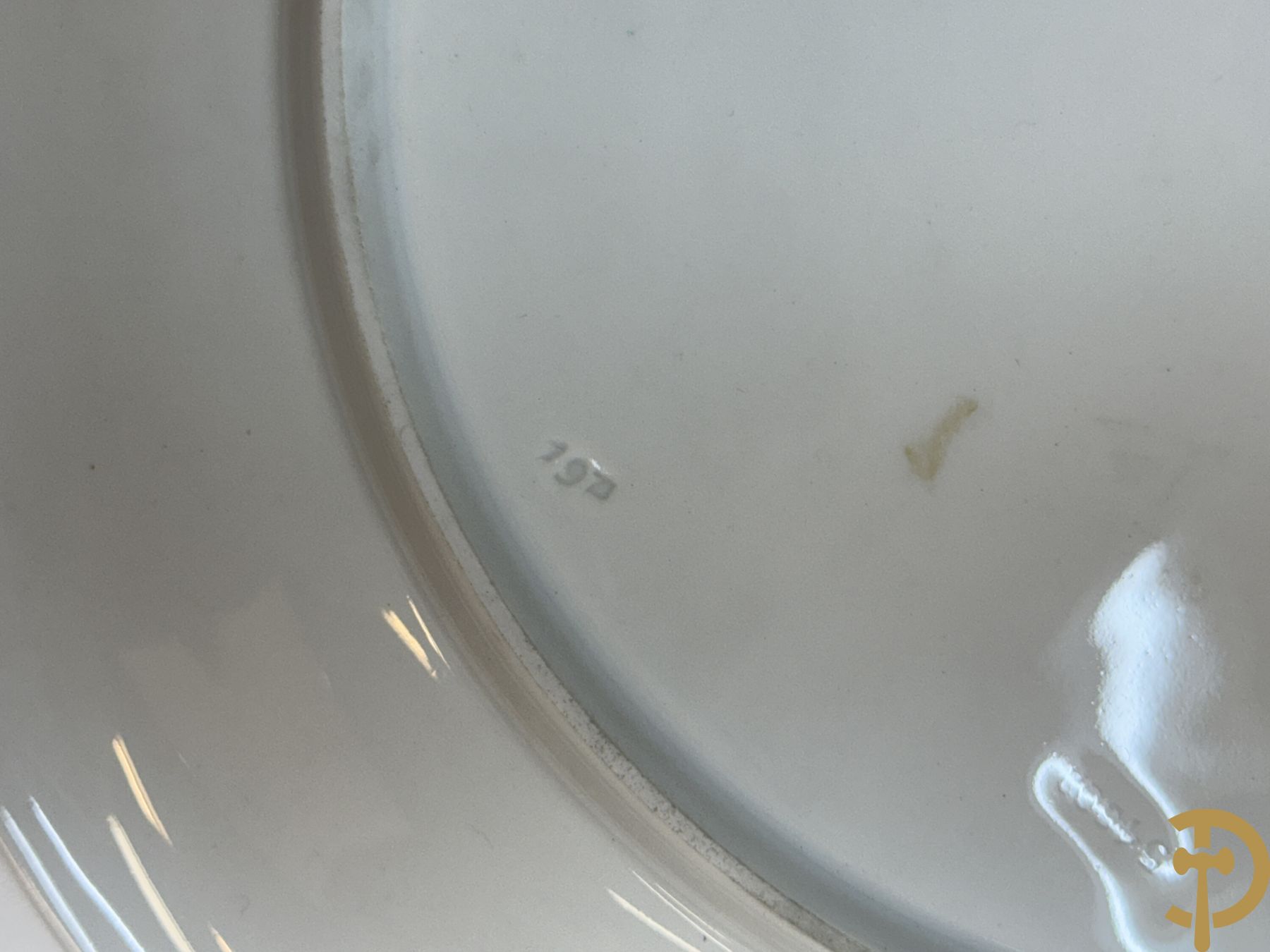 Zes porseleinen borden onder gemerkt met zwaarden / Meissen : 1 bord met stadstafereel, 1 verlucht bord met drakendecor, 1 bord met vogeldecor, 1 met bloemen en 2 met bloemendecor omgeven door vergulde rand