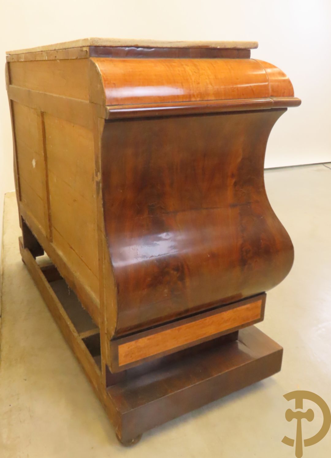 Antieke gegalbeerde commode van mahonie met 4 lades, 2 de kwart 19e