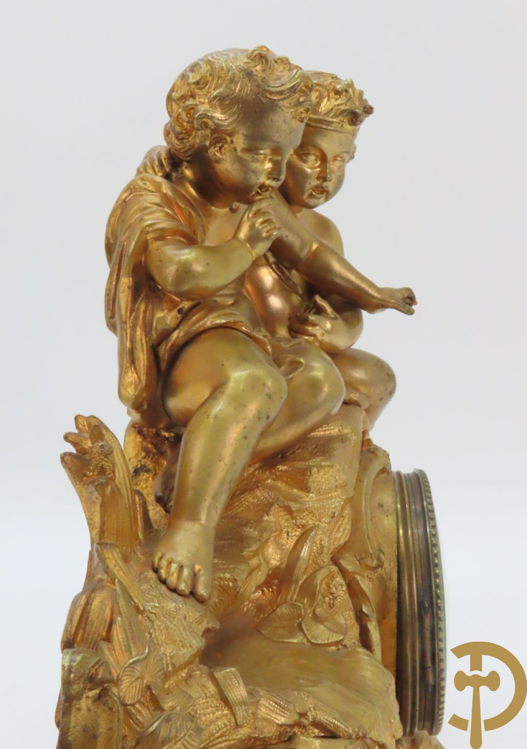 Bronzen schouwklok bezet met 2 cupido