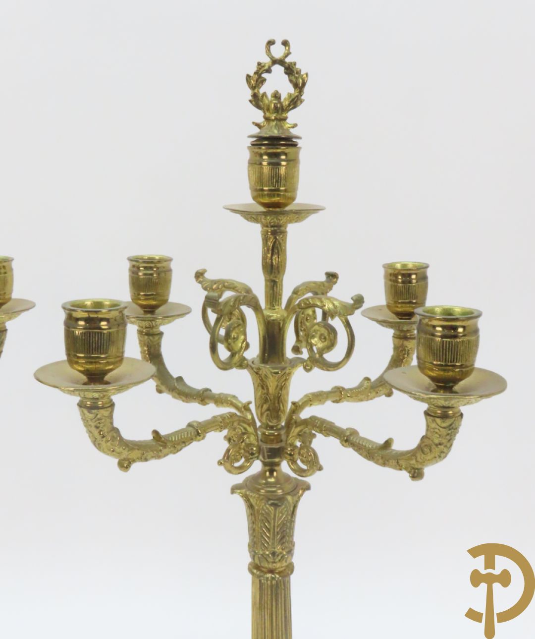 Driedelige bronzen garnituur bestaande uit middenstuk met 4 gecanneleerde zuilen en adelaar bezet + paar kandelaars