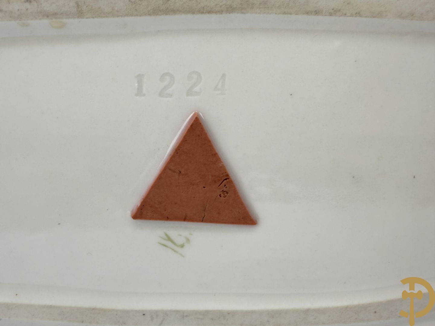 Coupe in Royal Dux met herder en schapen, nummer 1224, gemerkt onderaan