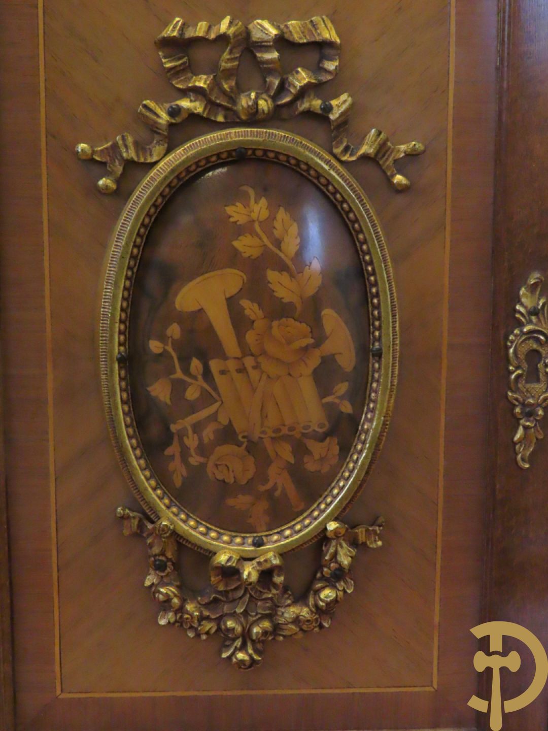 Notelaren tweedelig  kabinet met 2 lades en 2 deuren op hoge poten, gemarketteerd en bezet met bronsbeslag