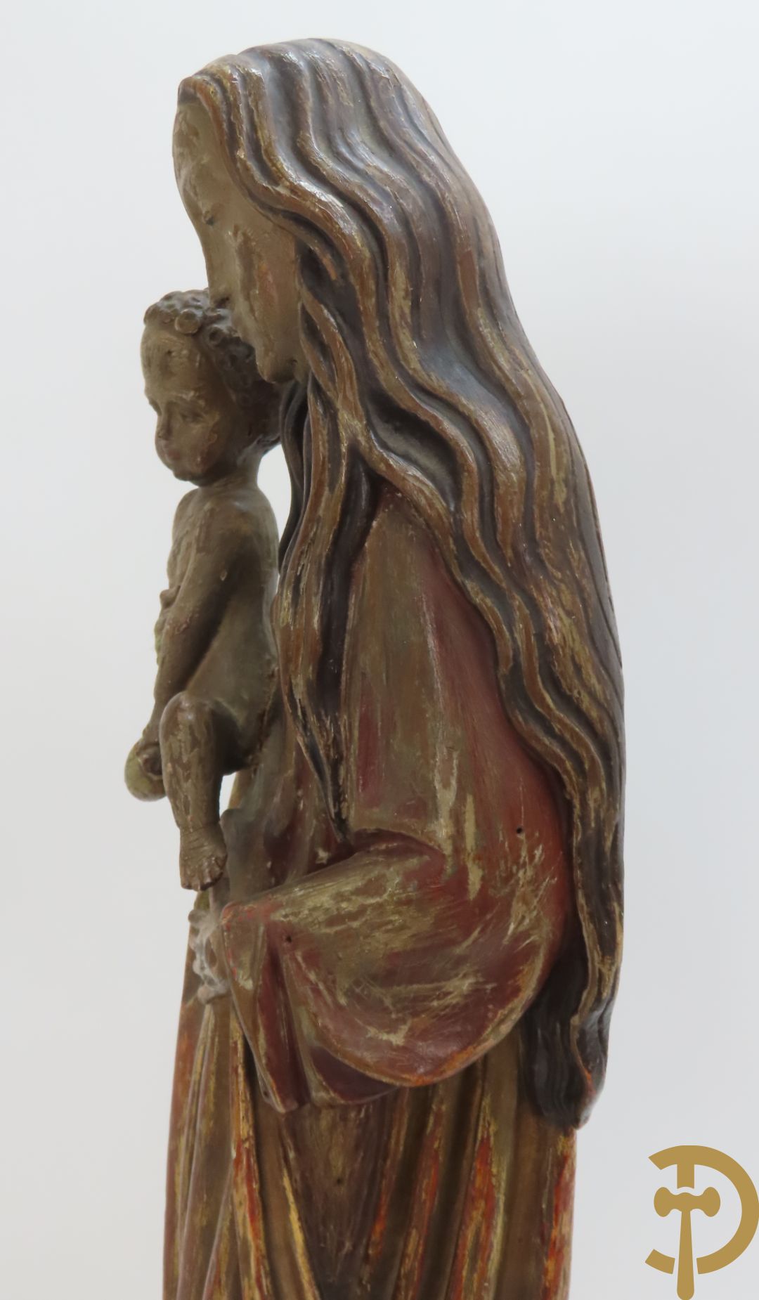 Gepolychromeerde houtsculptuur van madonna met kind gemonteerd op sokkel met accanthusranken