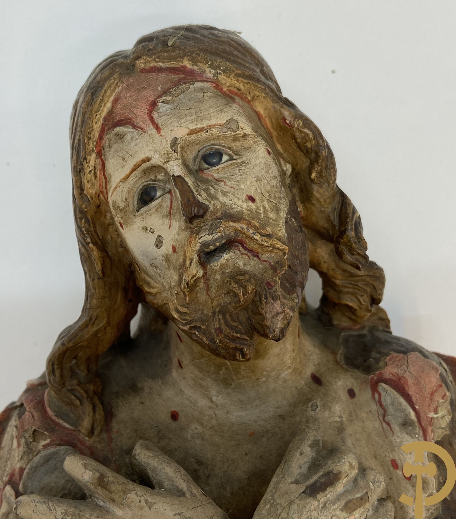 Gepolychromeerde houtsculptuur van buste van Christus met gekruiste armen dragende een rode mantel