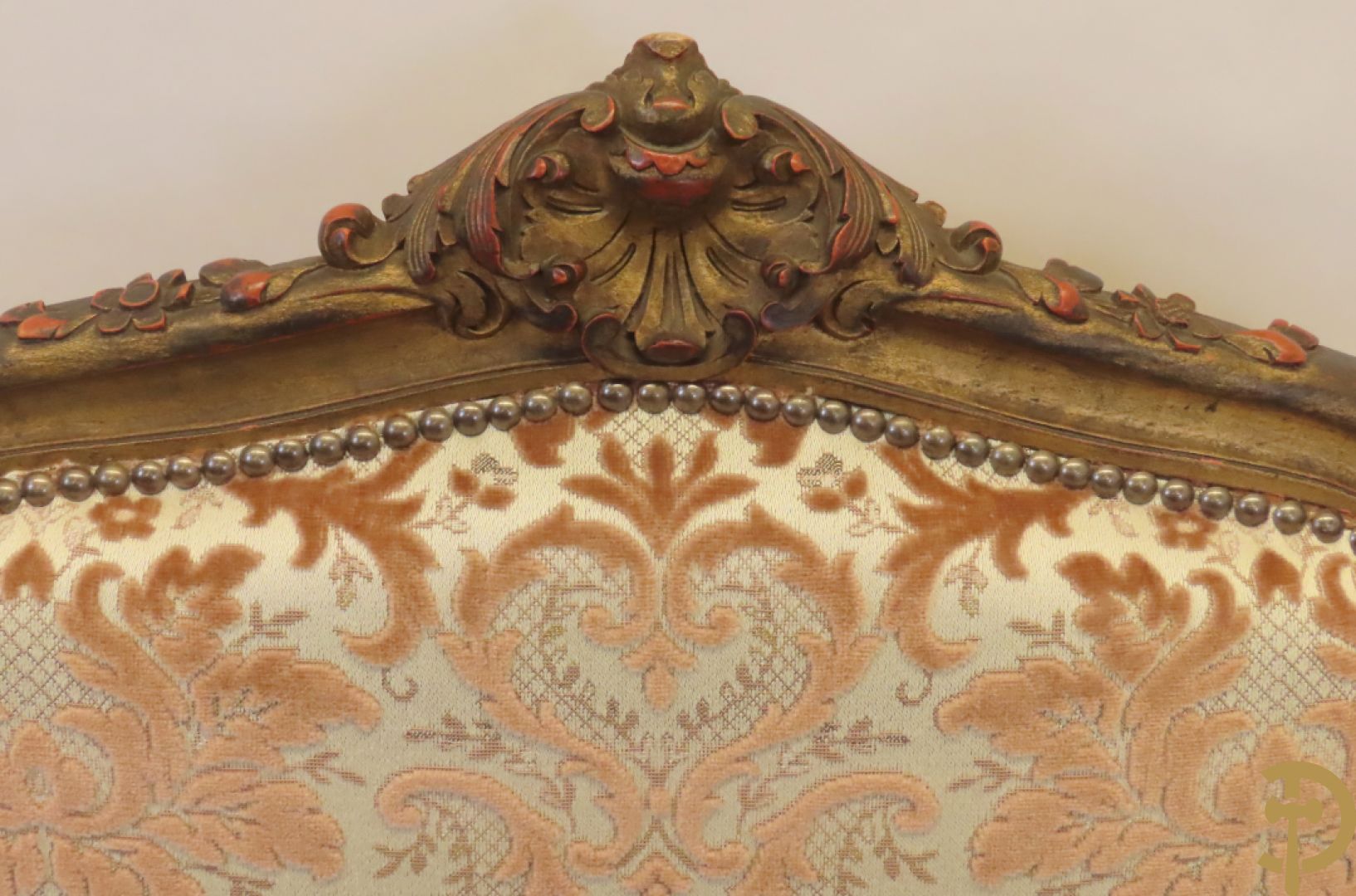 Vijfdelig verguld Louis XV salonensemble bestaande uit canapé en 4 fauteuils - met mooie accanthusranken en bloemensculptuur