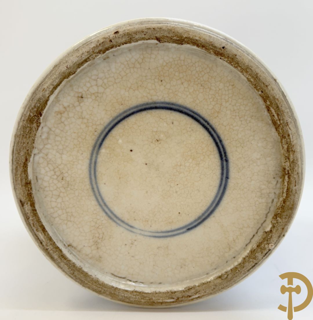 Paar Chinese dekselpotiches in blauw wit porselein met bloemendecor en accanthusranken