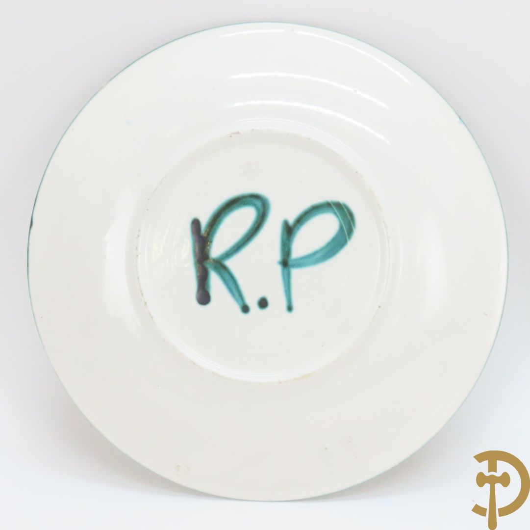 Zes vintage keramiek sculpturen w.o. zeemeermin van Amphora, keramieken vis, plakkette van doedelzakspeler, groepje met 5 kindjes, bord RP gemerkt en basrelief met vissen Vermeire P.