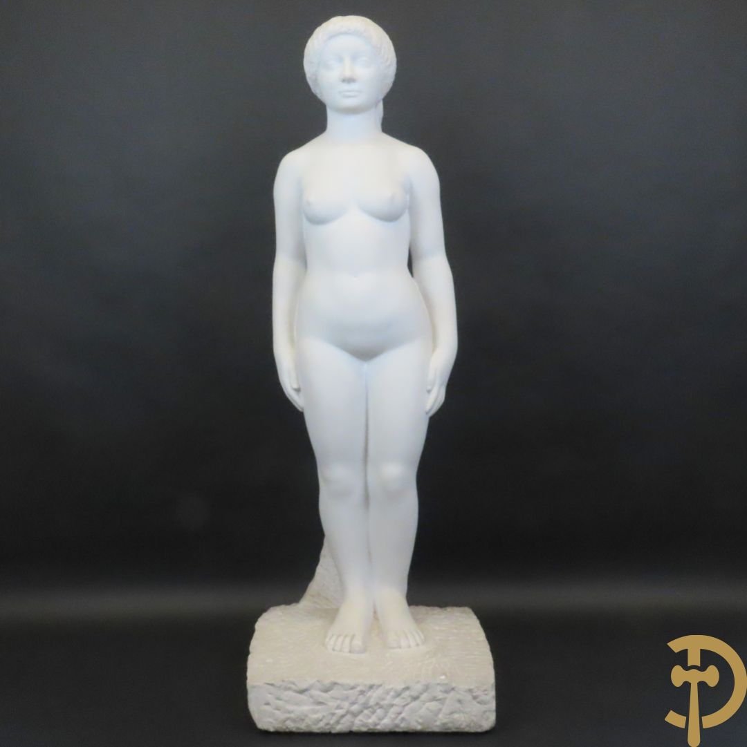 FRANCK J. getekend (Jan) 1978 'Staand naakt meisje' handgesculpteerd wit marmeren beeld op arduinen sokkel