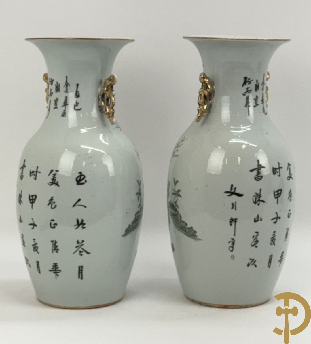 Paar Chinese porseleinen vazen met geisha decor en dames in landschap