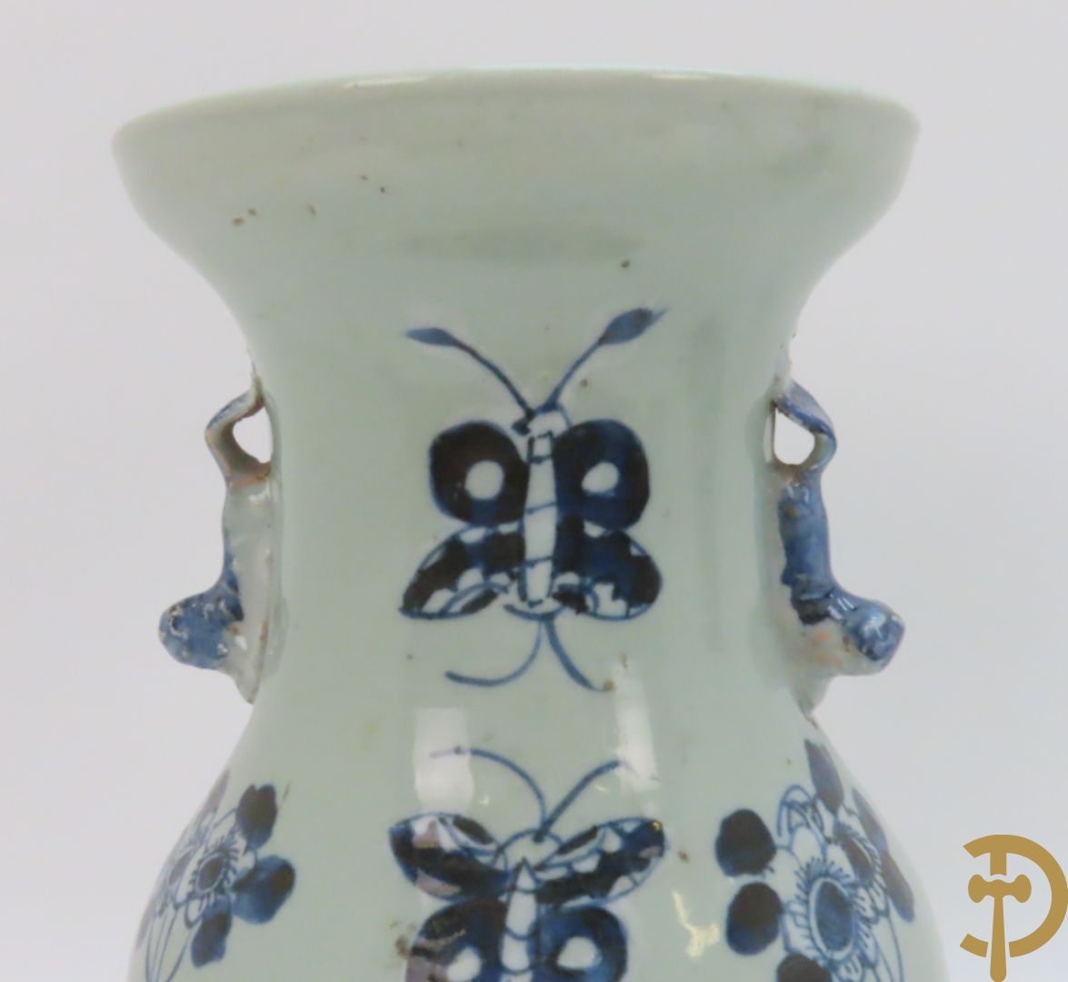 Porseleinen Chinese vaas met bloemendecor + potiche met bloemendecor + tabakspot