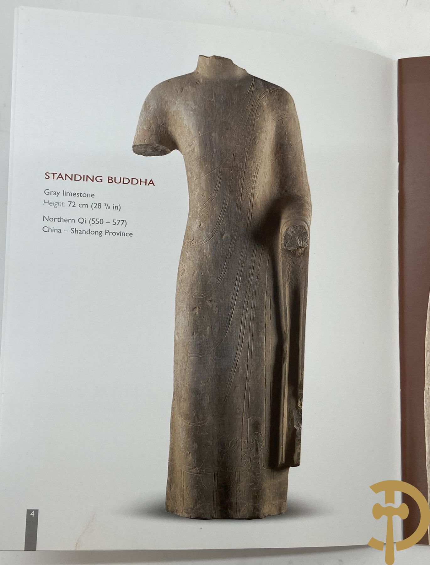 Gestyleerd beeld van een staande Boeddha in grijze kalksteen gesculpteerd, Noord Qi periode China - Province Shandong, 550 tot 577 na Christus, Art Loss Register nr S00013882 - op sokkel gemonteerd