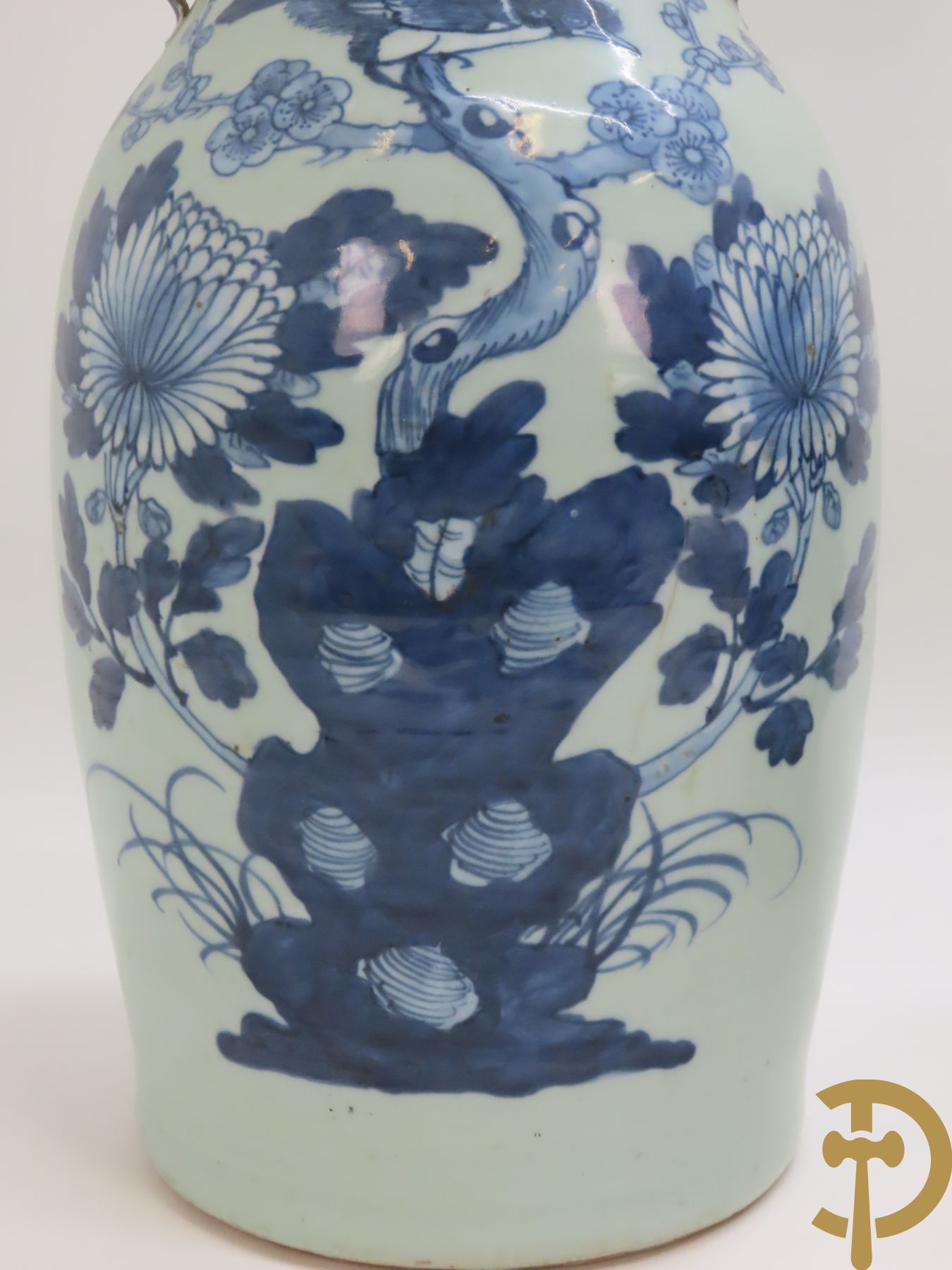 Twee Chinese porseleinen celadon vazen met bloemen- en vogeldecor