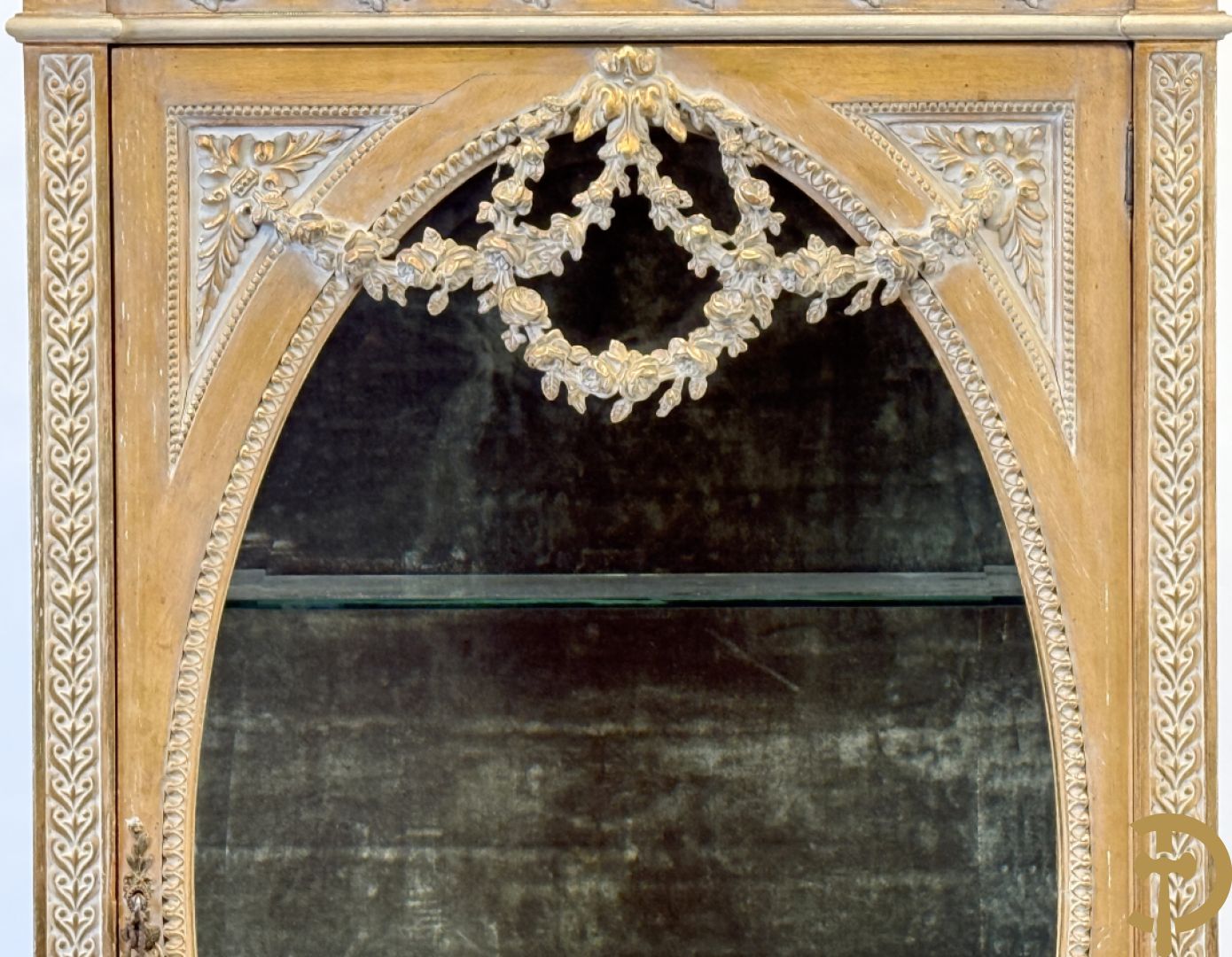 Vergulde ééndeursvitrine met geslepen ruiten, guirlandes en rocailles, bovenaan bekroond met bloemenkrans, Louis XVI stijl