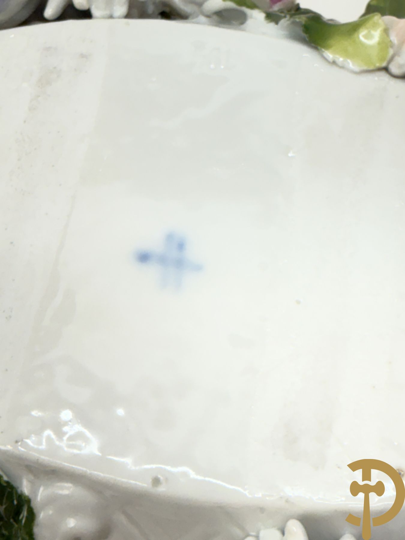 Porseleinen coupe gedragen door cupido