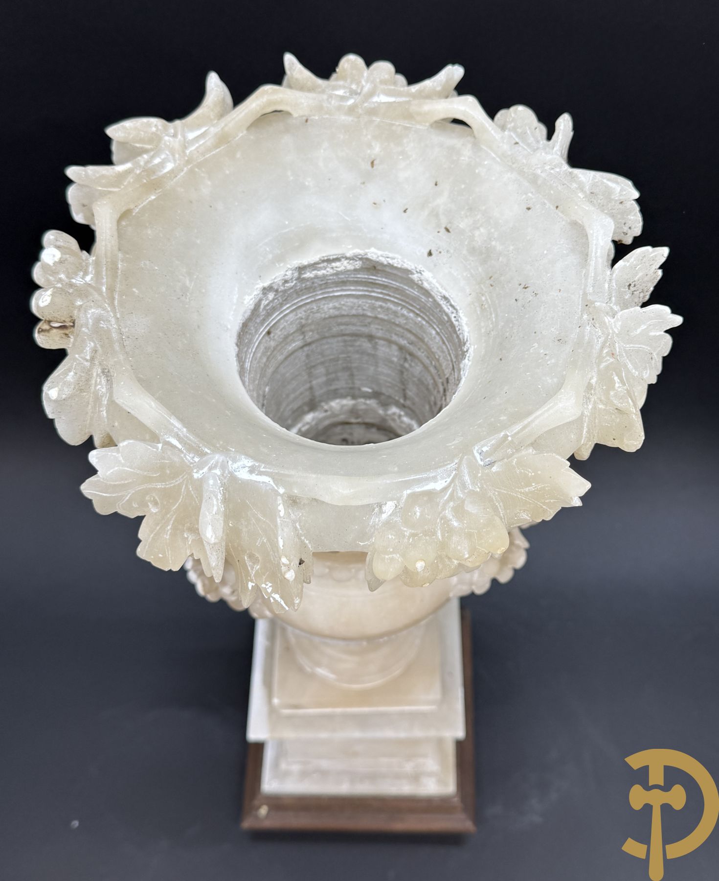 Paar handgesculpteerde albasten vazen met bloemen- en accanthusranken