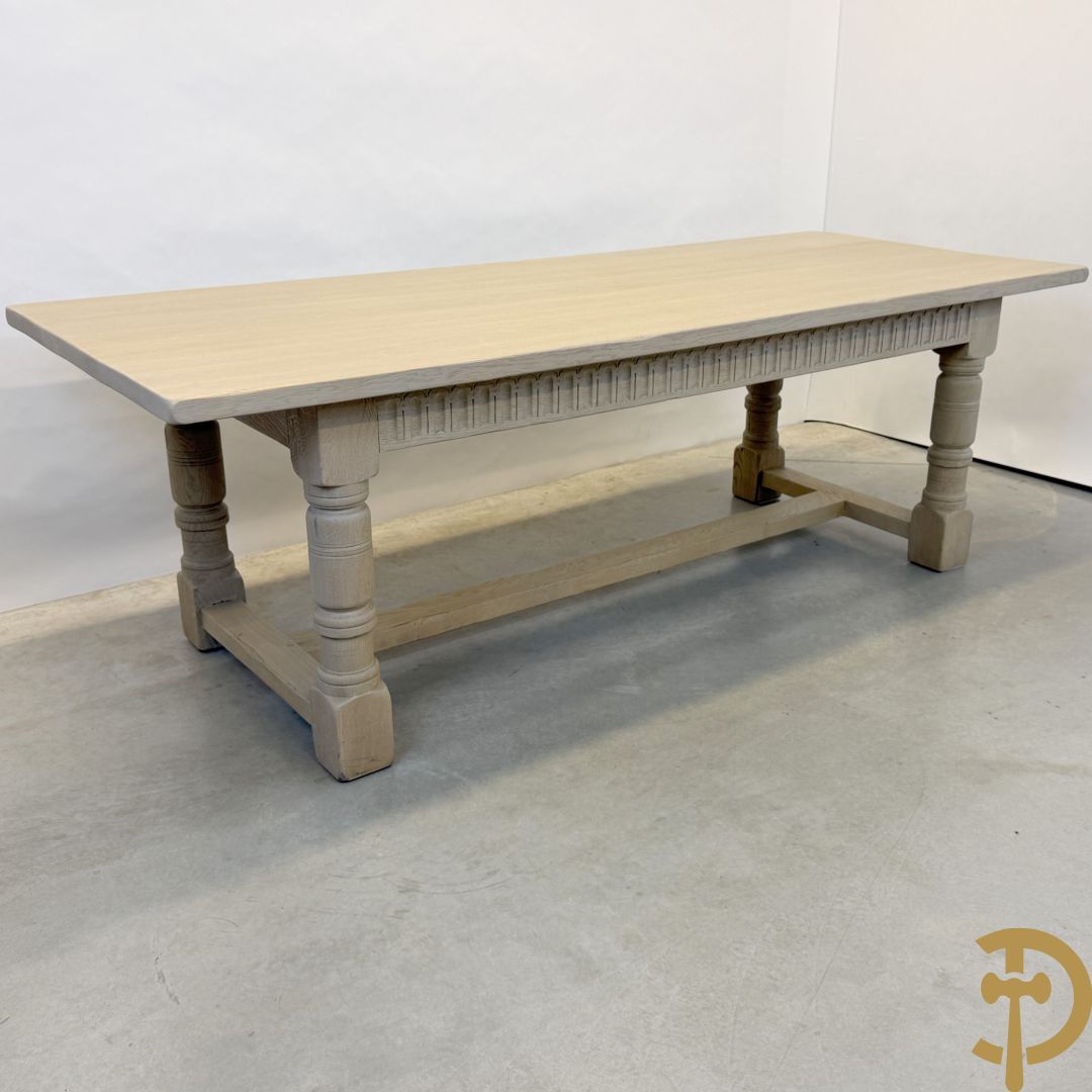 Eiken geceruseerde lange tafel met zijdelingse cannelures op ballusterpoten