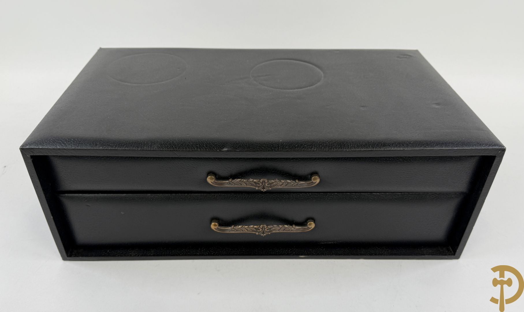 Verzilverd bestek Christoffle, model Marly bestaande uit 12 messen, 12 vorken, 12 lepels, 12 dessertvorken en 12 dessertlepels, 6 visvorken en 6 vismessen, 9 koffielepels en pollepel in schrijn