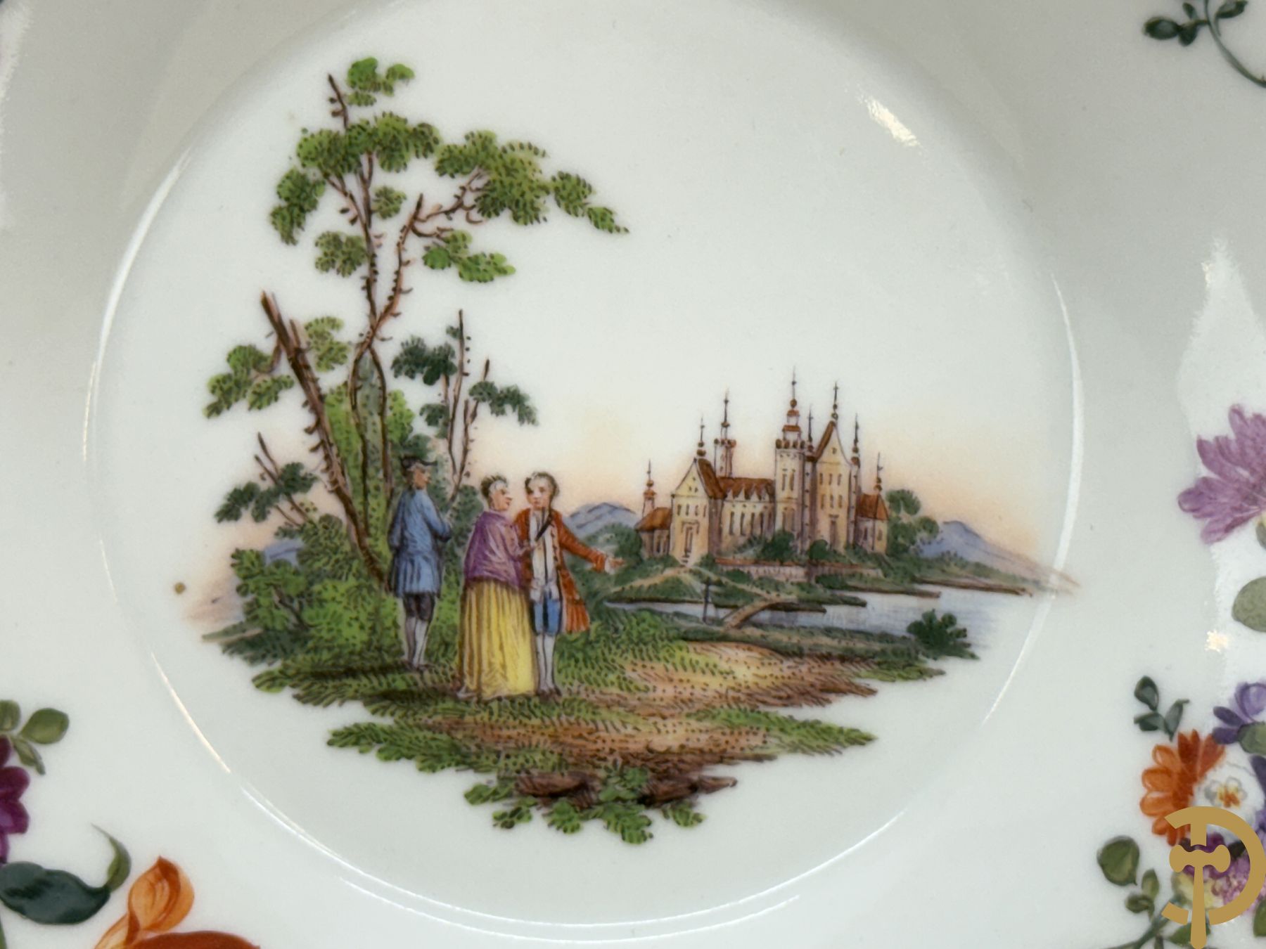 Porseleinen kopje met schoteltje met zeer fijn handbeschilderd geanimeerd landschapsdecor omgeven door bloemen, onderaan gemerkt Sint Petersburg (Alex I 1801-1825)