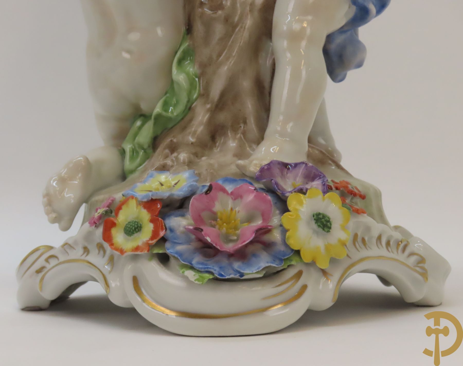 Twee porseleinen vijfarmige kandelaars met cupido