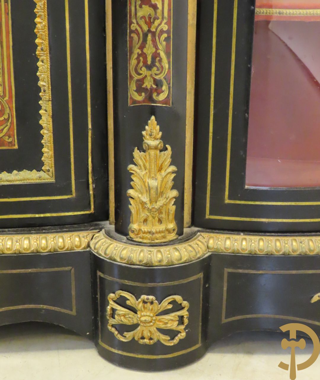 Napoleon III dressoir, centraal met bronnen plakkette omgeven door Louis XVI strik, met 2 zijdelingse vitrines met gebogen glas - stijlen bezet met bronzen dameshoofden