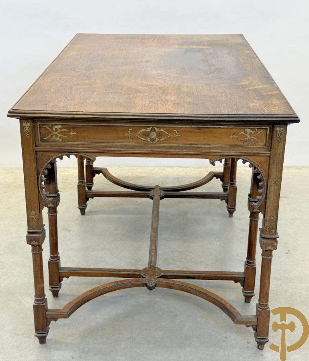 Syrische schrijftafel in exotische houtsoorten met 3 lades op 8 poten met boogvormige en deel vergulde motieven, 19e