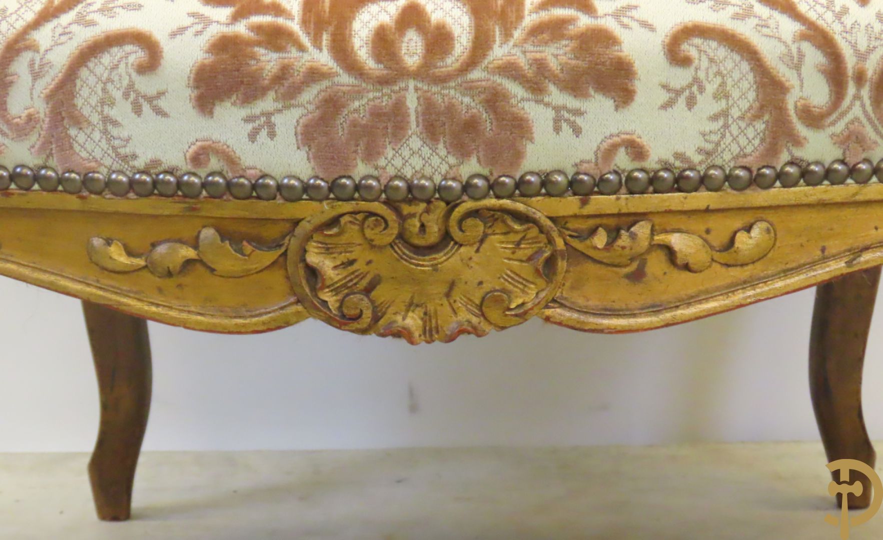 Vijfdelig verguld Louis XV salonensemble bestaande uit canapé en 4 fauteuils - met mooie accanthusranken en bloemensculptuur