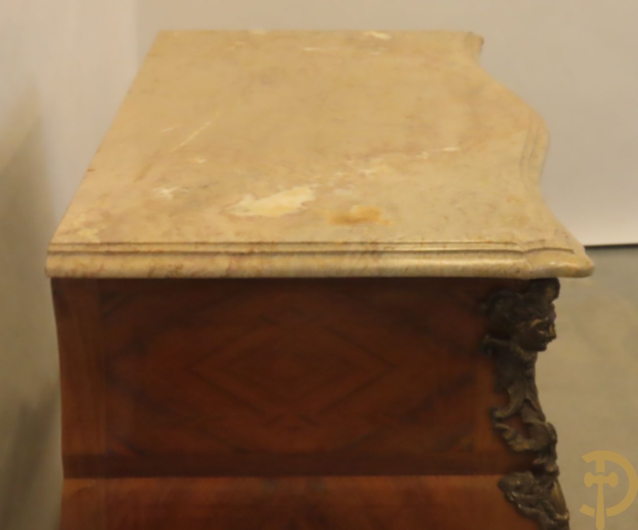 Notelaren gebombeerde drieladencommode met bronsbeslag en mazarinkoppen opzij - bovenaan met marmeren blad