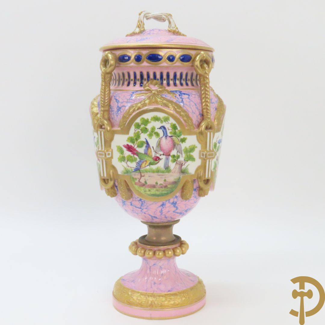 Franse porseleinen dekselpotiche bezet met decor van vogelmotieven en Louis XVI strikken, FB gemerkt