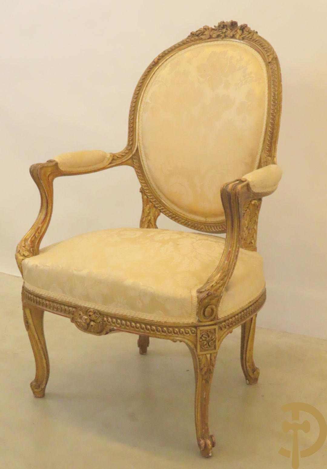 Vergulde armzetel met ovale medaillon bezet met bloemendecor, Louis XVI stijl, 19e