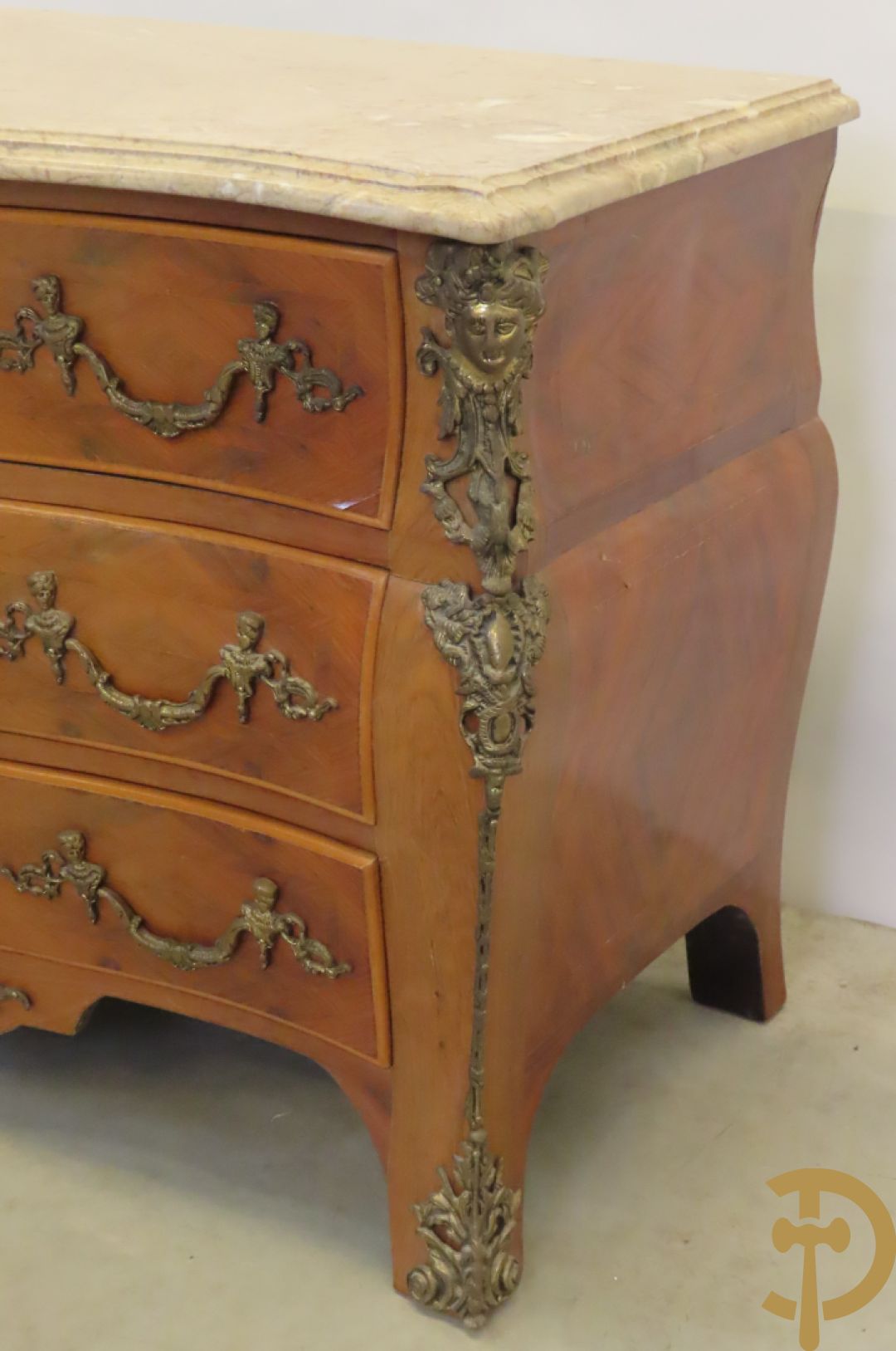 Notelaren gebombeerde drieladencommode met bronsbeslag en mazarinkoppen opzij - bovenaan met marmeren blad