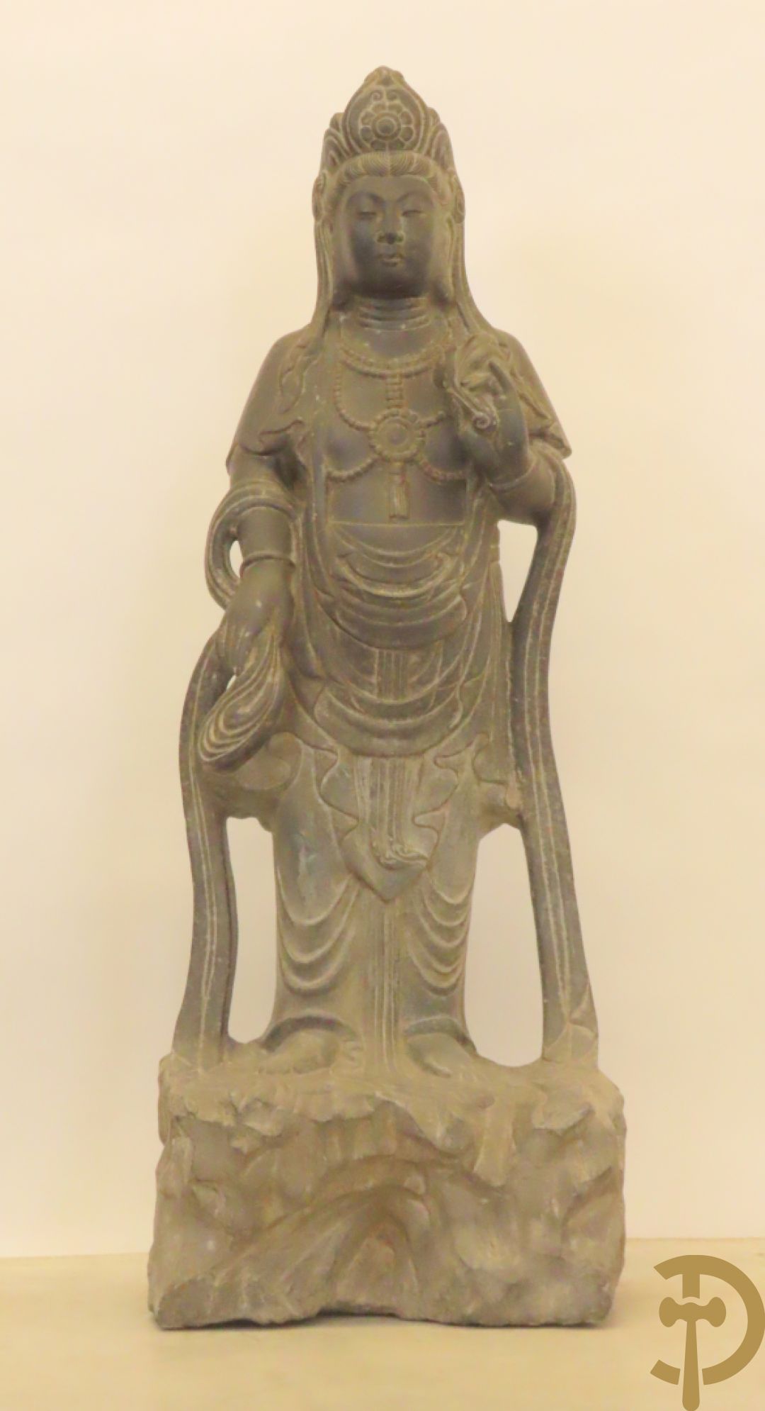 Aziatisch handgesculpteerd stenen beeld van een staande boedha