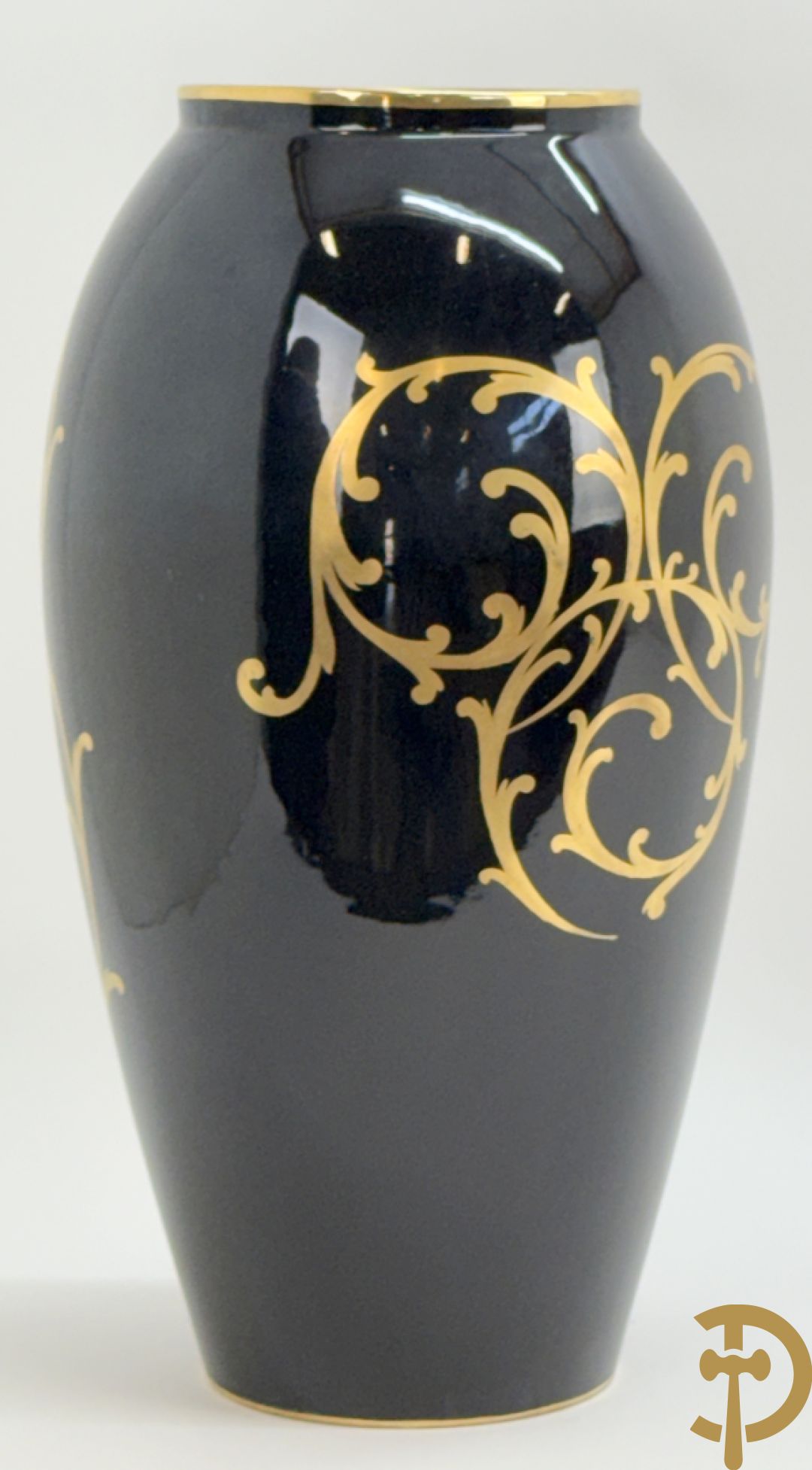 Porseleinen siervaas met idyllisch landschap met 4 dansende dames op blauwe fond, gemerkt Orly