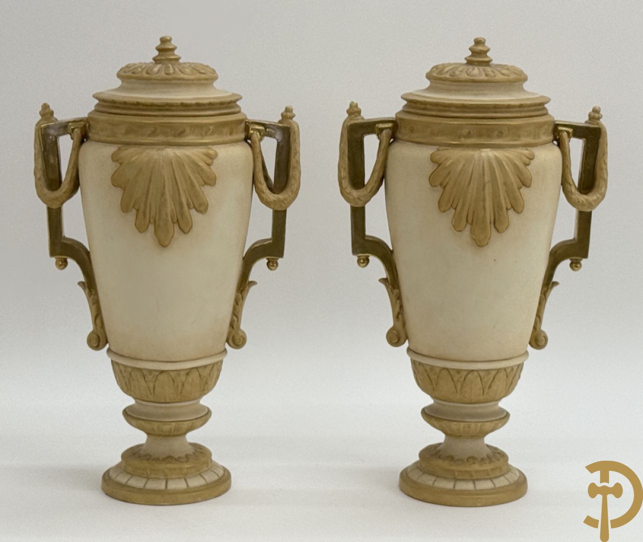 Paar Royal Dux vazen met guirlandes, Louis XVI stijl , nummer 5447