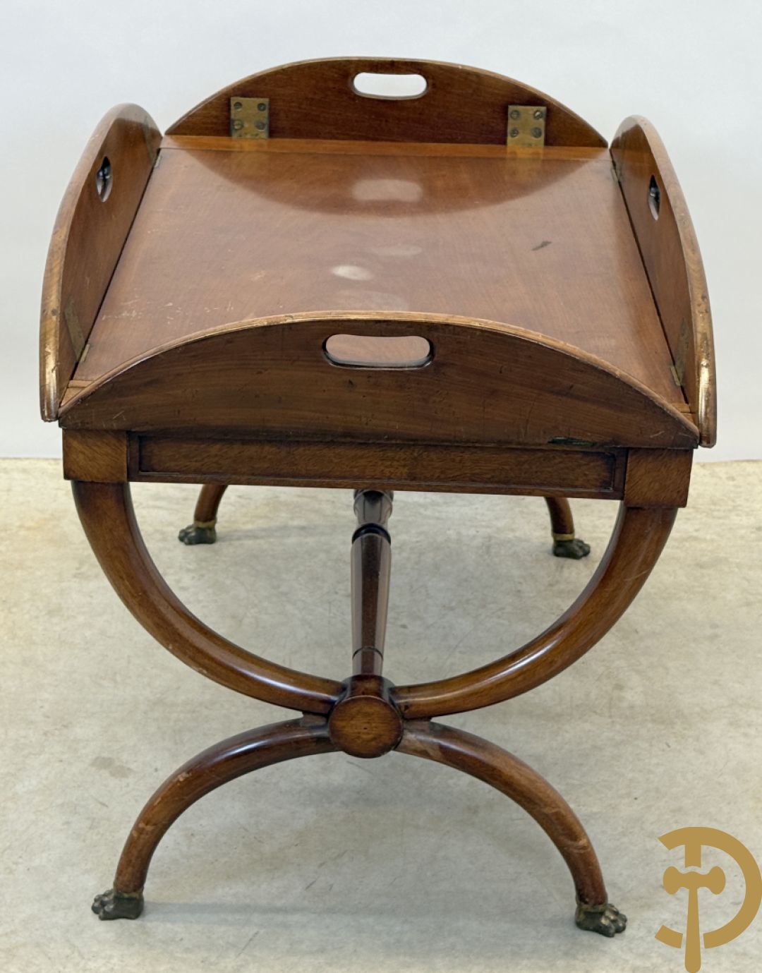 Engelse notelaren servingtable op vast onderstel