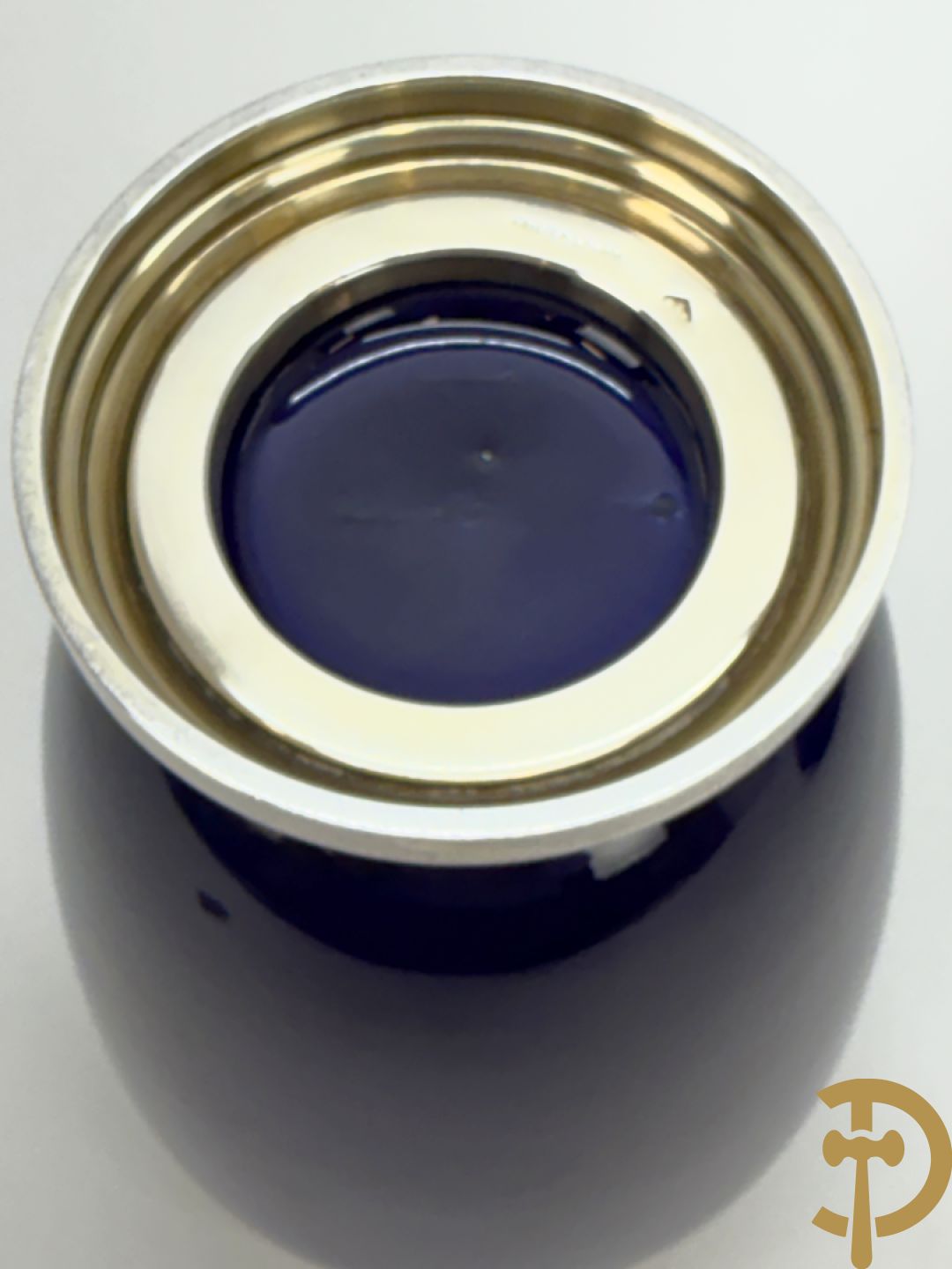 Paar Franse blauwe porseleinen vaasjes met massief zilveren hals en voet, Risler & Carre Paris gemerkt en gesigneerd R & C in ruitvorm