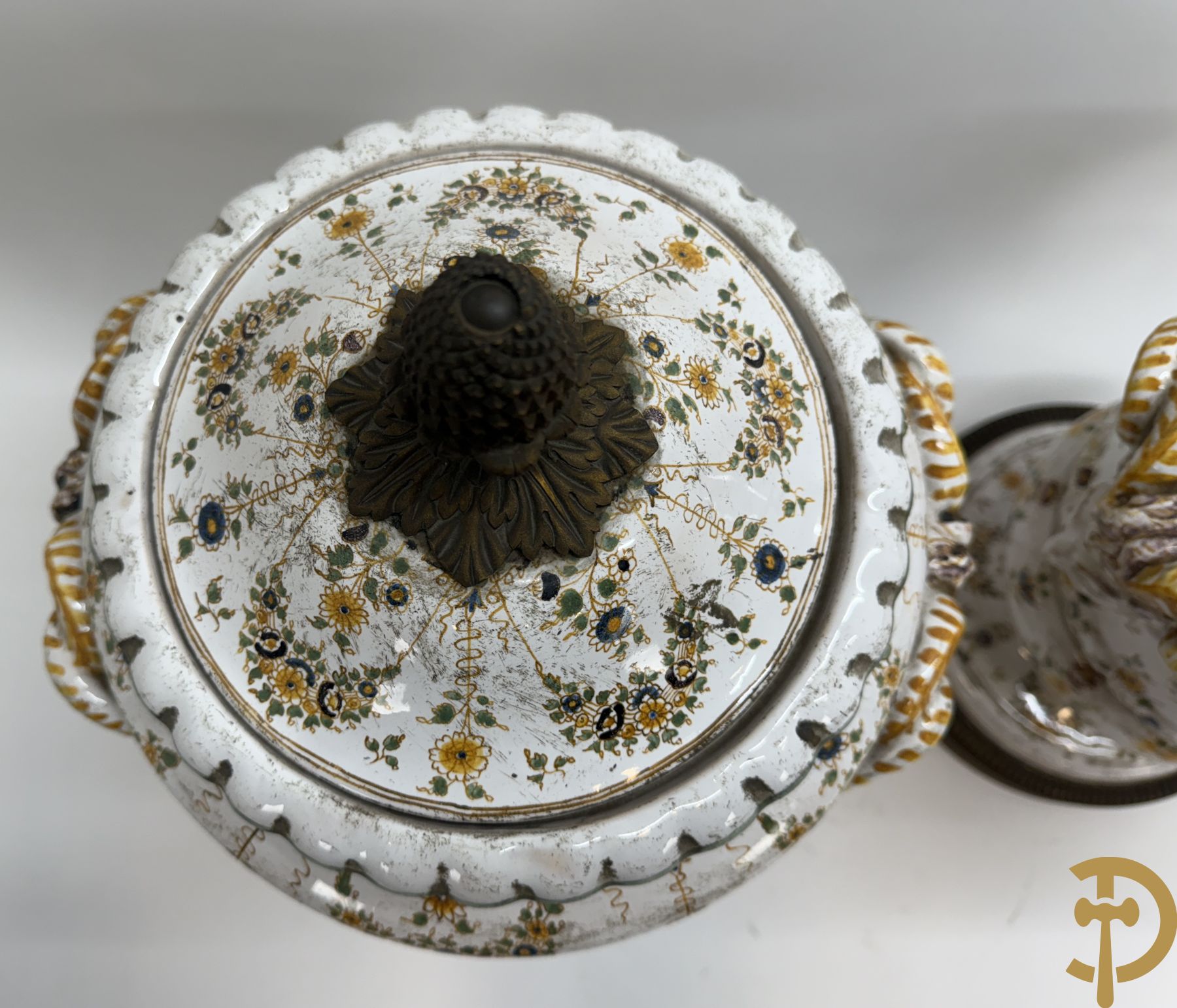 Paar Italiaanse meerkleurige dekselpotiches met geanimeerd decor en gehoornde kopen