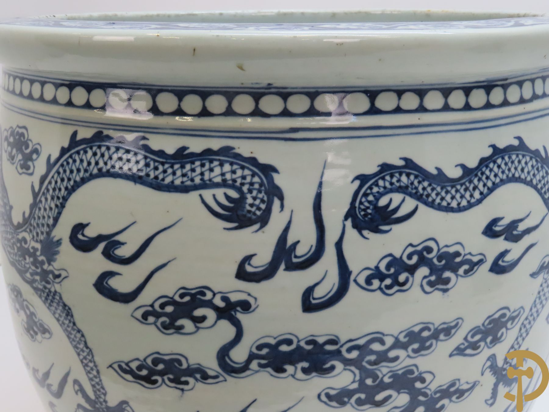 Chinese porseleinen blauw - witte cachepot met met drakenmotieven en wolkendecor