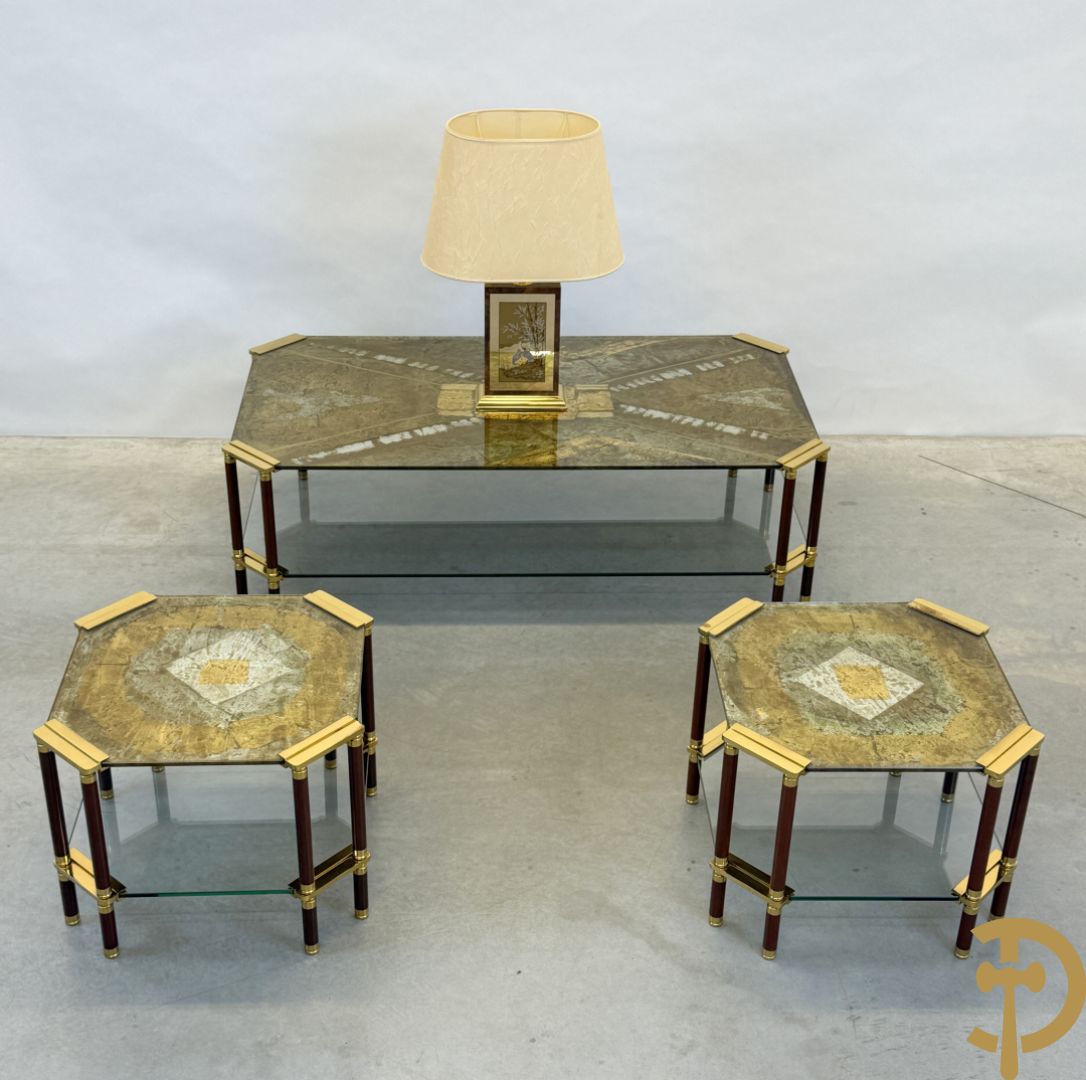 Vintage salontafel met geslepen glazen blad met bladgoud bewerkt op koperen voeten, Meersman Lucas getekend + 2 sidetables met geslepen glazen blad met bladgoud bewerkt op koperen voet, Meersman Lucas getekend + bijhorende lampadaire